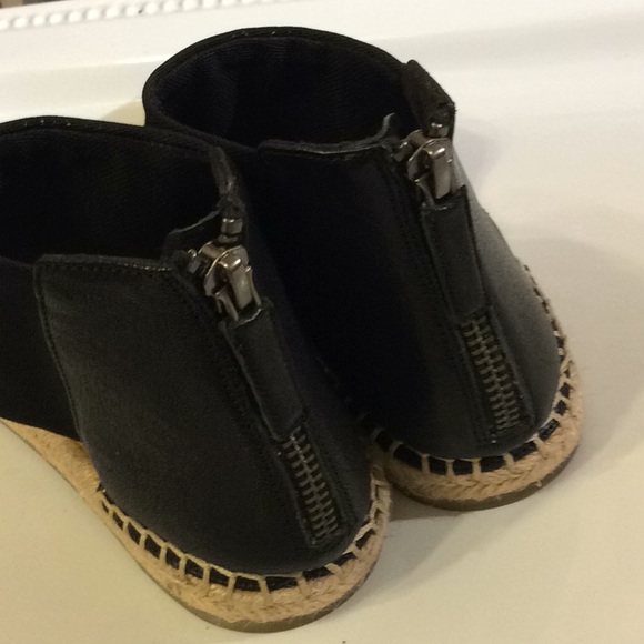 Eileen Fisher black leather flats - Picture 4 of 8